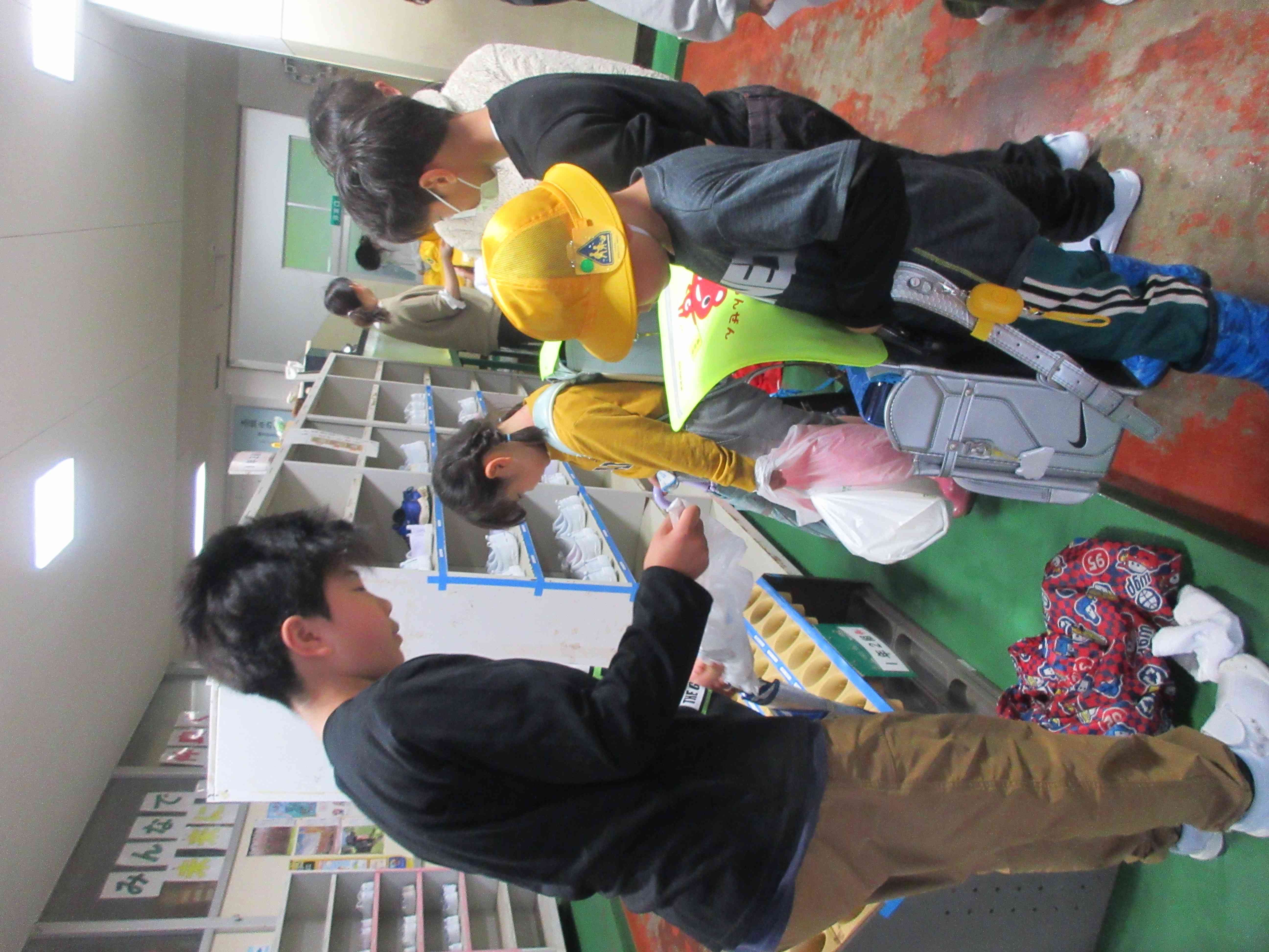 6年生が頑張って1年生のサポートをしています！ 6年 学校の様子（ブログ） 横須賀市立高坂小学校